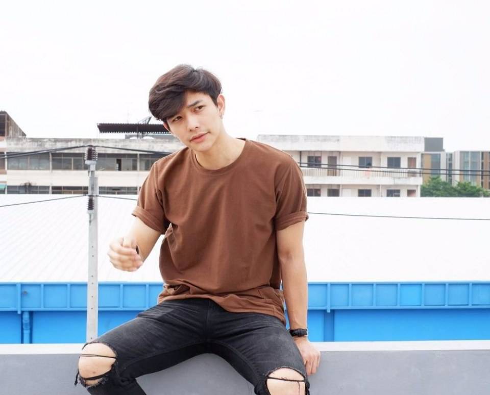 อย่าให้เขาฮู้เด้อว่าเฮาหลงฮักเขา,อยากเห็นหุ่นเขาแต่บ่เห็นถอดเลยหุ่นเขาบ่ดีบ่จึ่งบ่กล้าถอด(พระเอก.U-PRINCE Series - ตอน เซอร์เวย์)