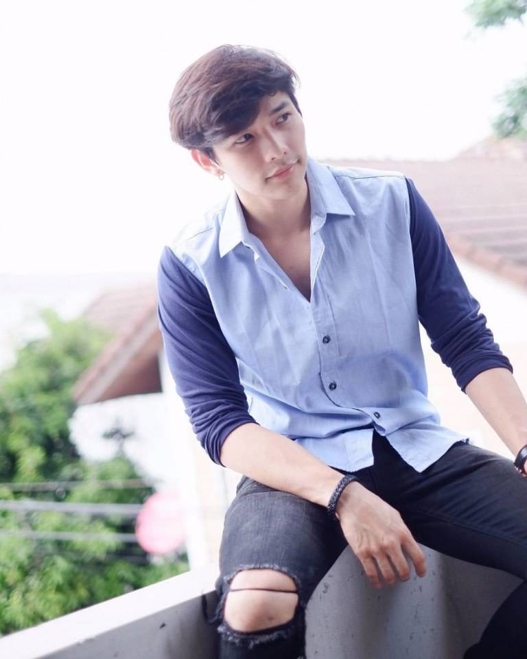 อย่าให้เขาฮู้เด้อว่าเฮาหลงฮักเขา,อยากเห็นหุ่นเขาแต่บ่เห็นถอดเลยหุ่นเขาบ่ดีบ่จึ่งบ่กล้าถอด(พระเอก.U-PRINCE Series - ตอน เซอร์เวย์)