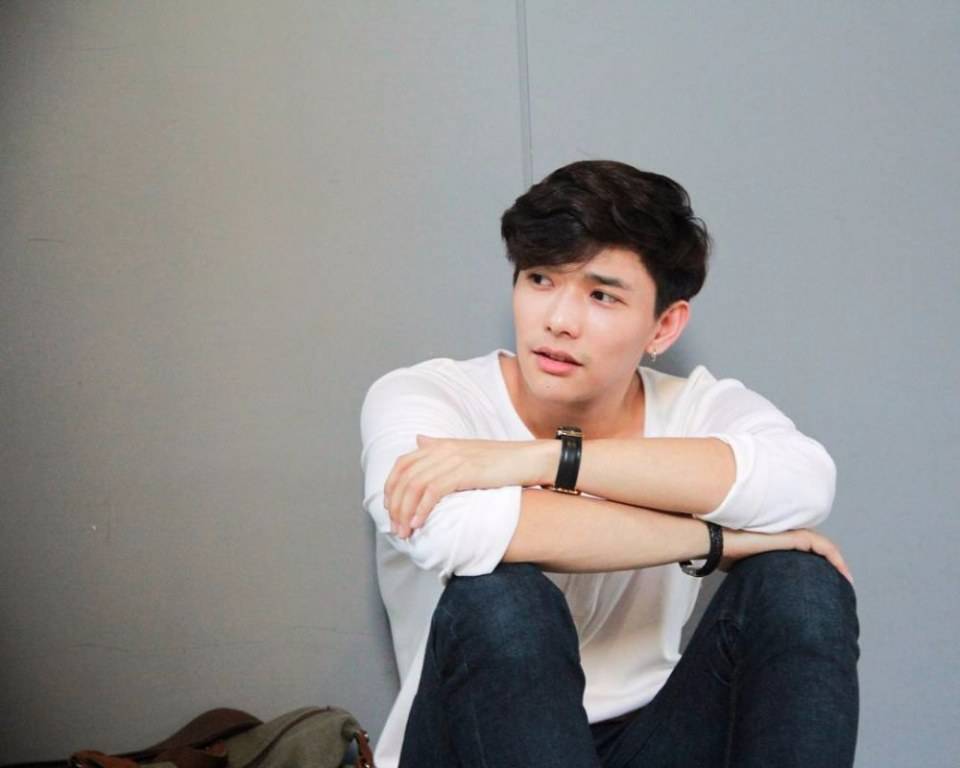 อย่าให้เขาฮู้เด้อว่าเฮาหลงฮักเขา,อยากเห็นหุ่นเขาแต่บ่เห็นถอดเลยหุ่นเขาบ่ดีบ่จึ่งบ่กล้าถอด(พระเอก.U-PRINCE Series - ตอน เซอร์เวย์)