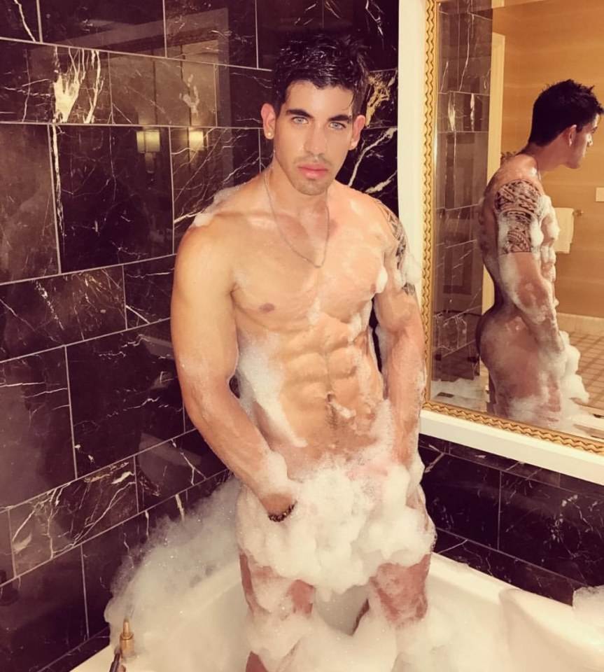hot male 129 (18+)