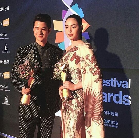 รวมภาพ ใหม่ ดาวิกา กับถ้วยรางวัล2017<นักแสดงนำหญิงสาขาภาพยนตร์>