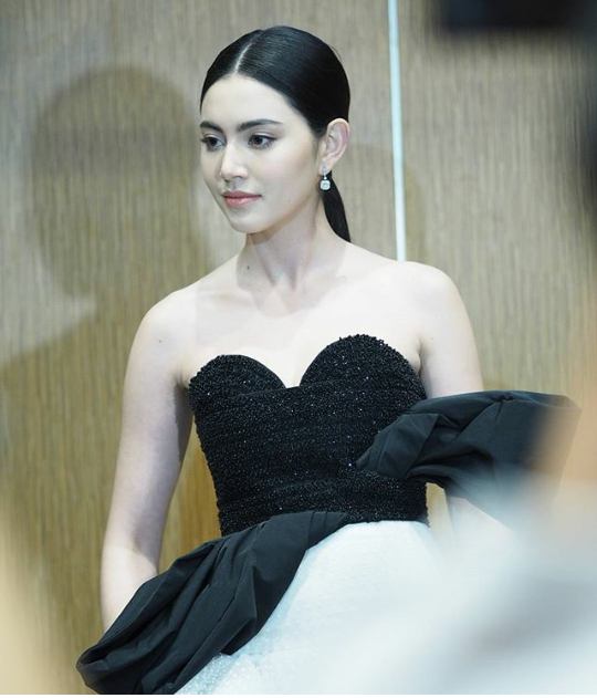 รวมภาพ ใหม่ ดาวิกา กับถ้วยรางวัล2017<นักแสดงนำหญิงสาขาภาพยนตร์>