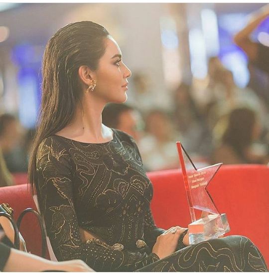 รวมภาพ ใหม่ ดาวิกา กับถ้วยรางวัล2017<นักแสดงนำหญิงสาขาภาพยนตร์>