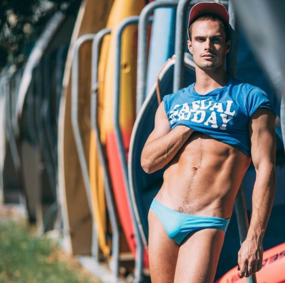 hot male 139 (18+)