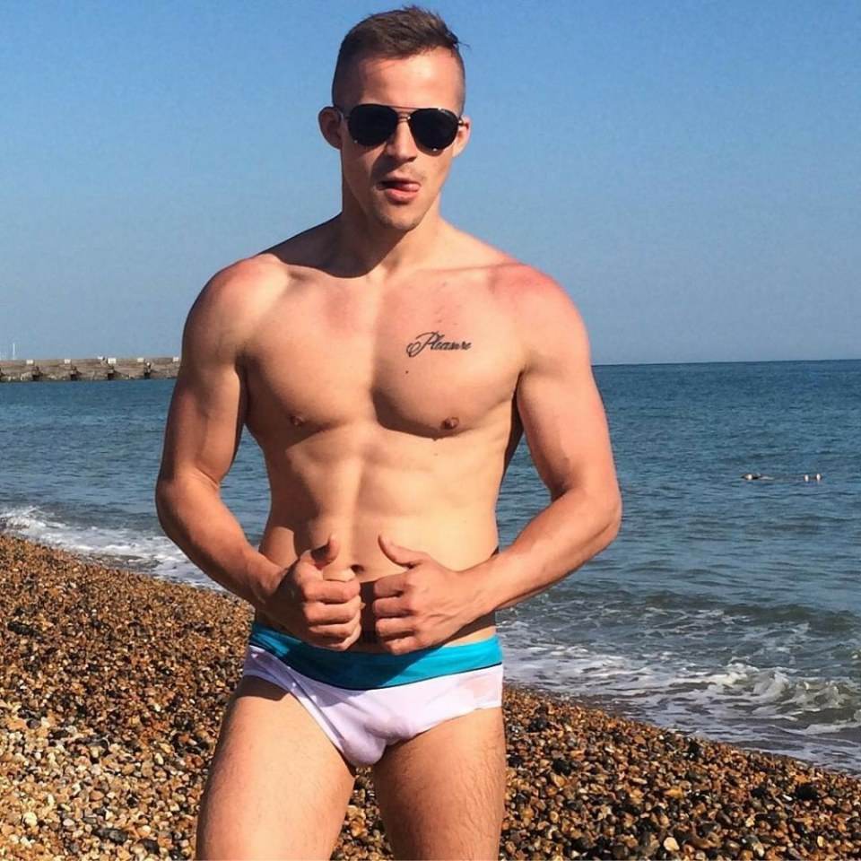 hot male 139 (18+)