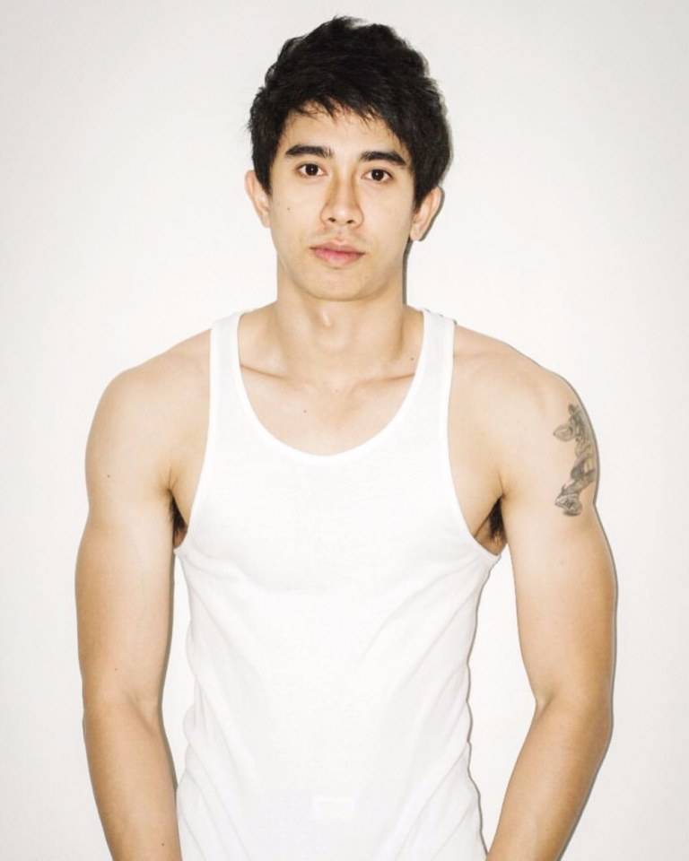 แพ้ชายใส่เสื้อขาว