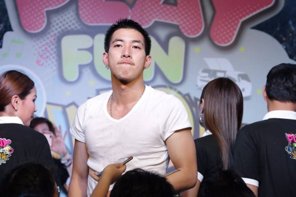 แพ้ชายใส่เสื้อขาว
