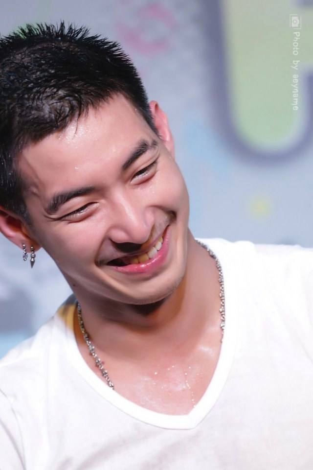 แพ้ชายใส่เสื้อขาว