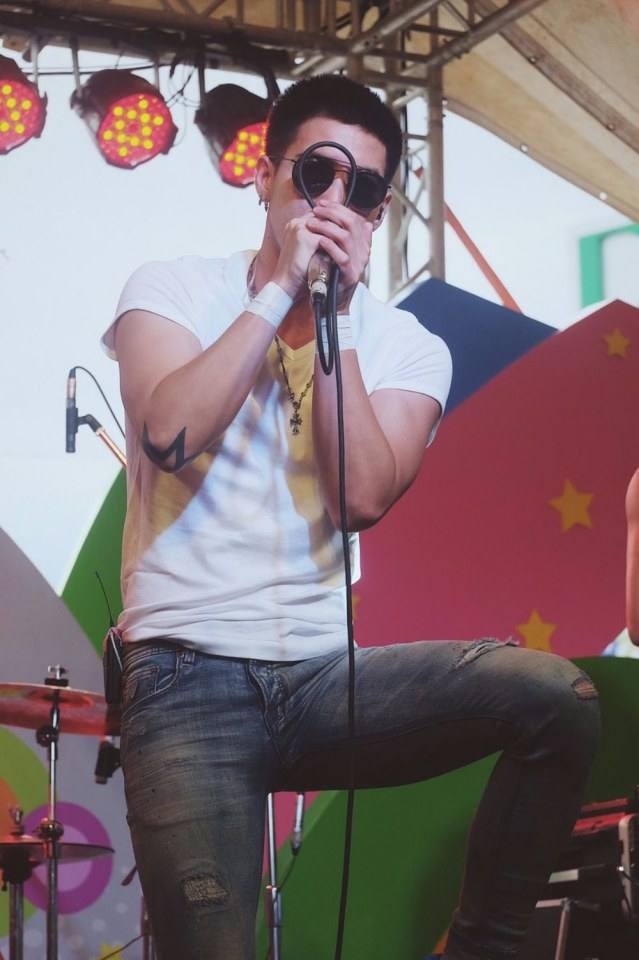 แพ้ชายใส่เสื้อขาว