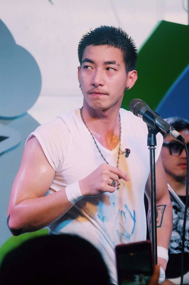 แพ้ชายใส่เสื้อขาว