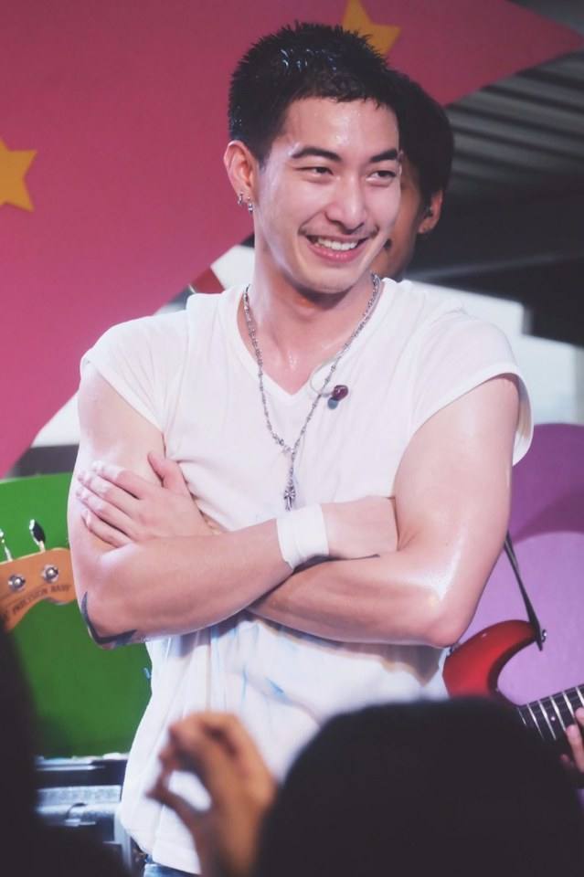 แพ้ชายใส่เสื้อขาว