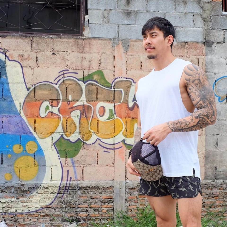 แพ้ชายใส่เสื้อขาว