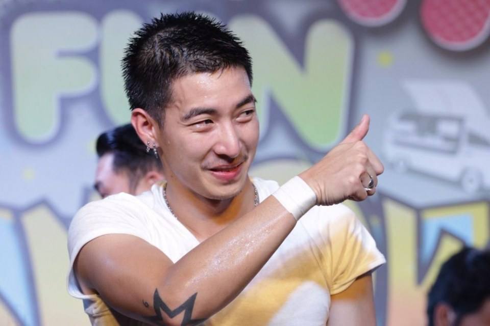 แพ้ชายใส่เสื้อขาว