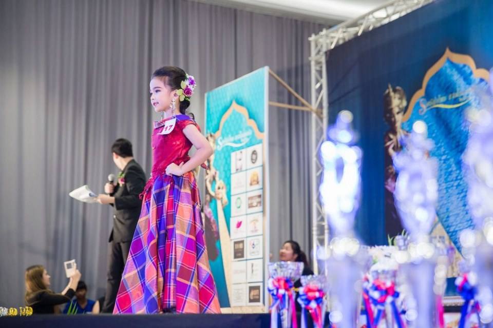 งานประกวดแฟชั่นโชว์เด็กที่ดีระดับประเทศ ราตรีผ้าไหมสายใยแห่งรัก