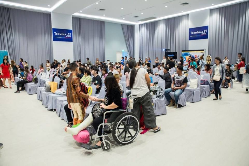 งานประกวดแฟชั่นโชว์เด็กที่ดีระดับประเทศ ราตรีผ้าไหมสายใยแห่งรัก