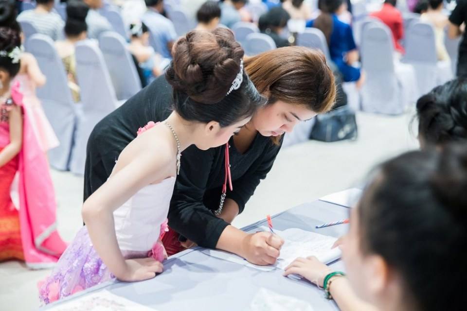 งานประกวดแฟชั่นโชว์เด็กที่ดีระดับประเทศ ราตรีผ้าไหมสายใยแห่งรัก