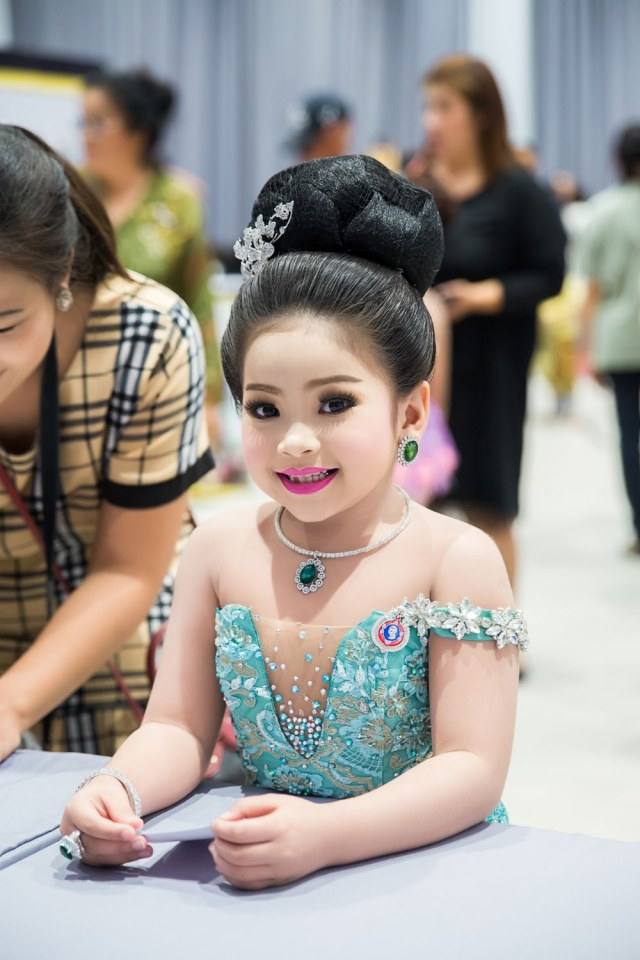 งานประกวดแฟชั่นโชว์เด็กที่ดีระดับประเทศ ราตรีผ้าไหมสายใยแห่งรัก