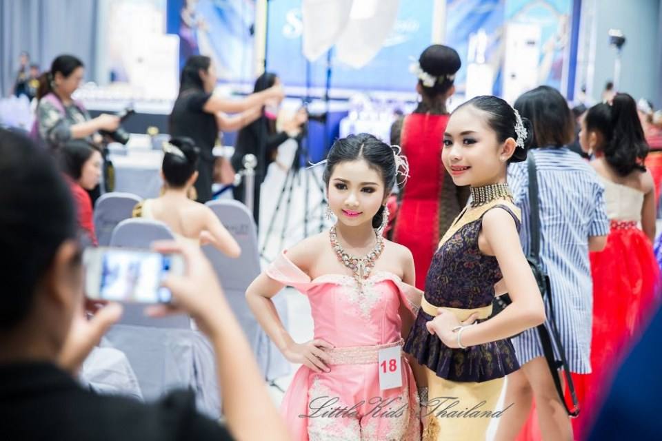 งานประกวดแฟชั่นโชว์เด็กที่ดีระดับประเทศ ราตรีผ้าไหมสายใยแห่งรัก