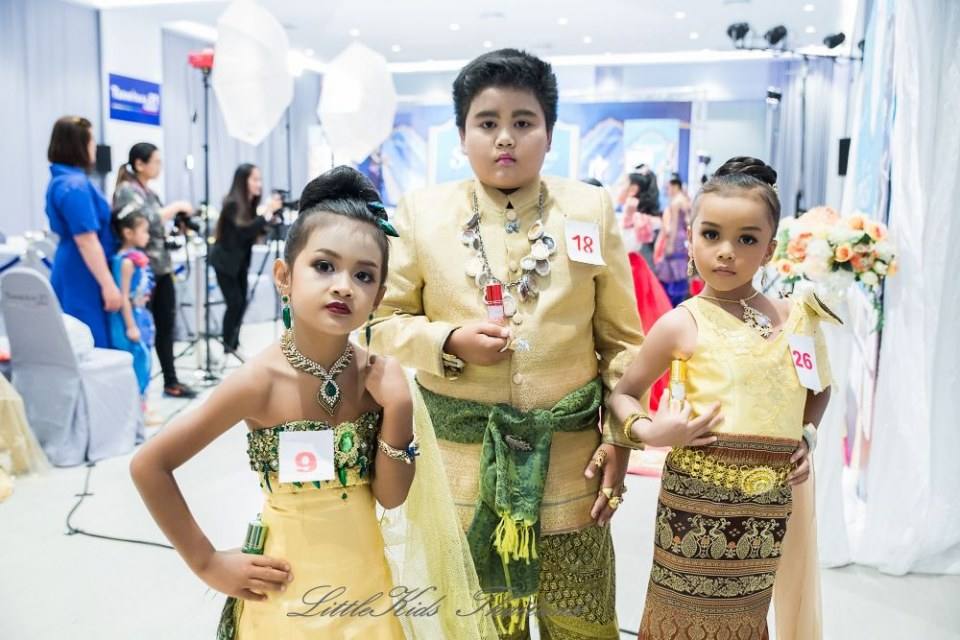 งานประกวดแฟชั่นโชว์เด็กที่ดีระดับประเทศ ราตรีผ้าไหมสายใยแห่งรัก