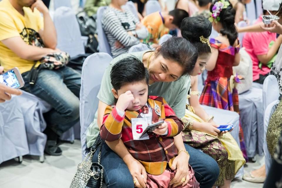 งานประกวดแฟชั่นโชว์เด็กที่ดีระดับประเทศ ราตรีผ้าไหมสายใยแห่งรัก