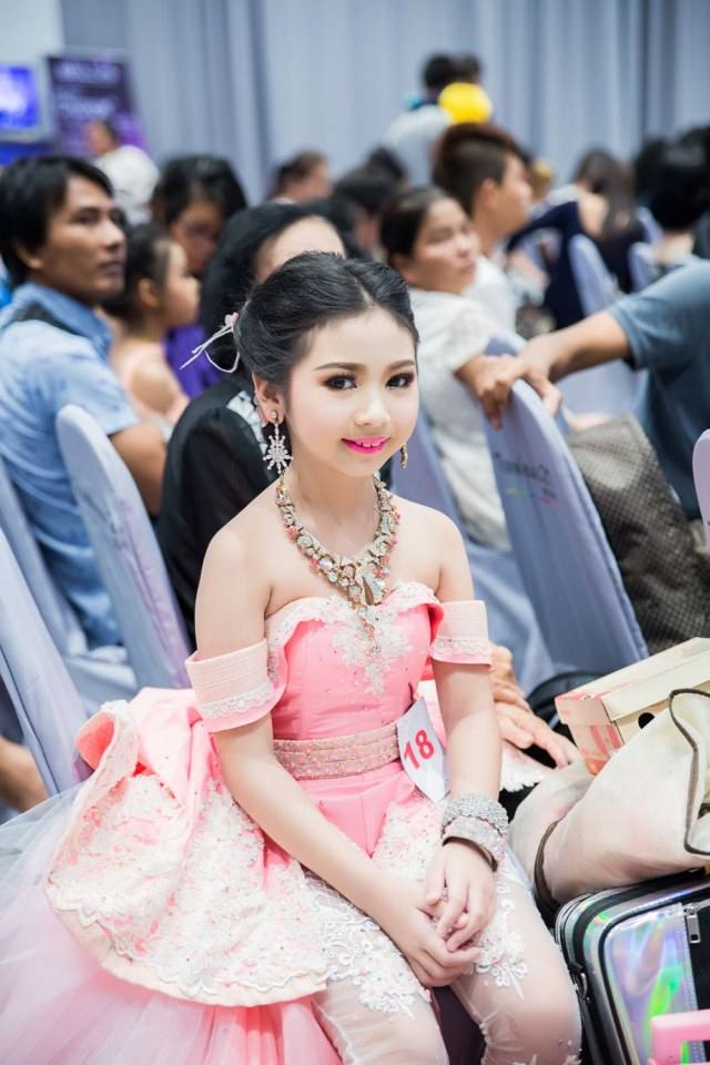 งานประกวดแฟชั่นโชว์เด็กที่ดีระดับประเทศ ราตรีผ้าไหมสายใยแห่งรัก