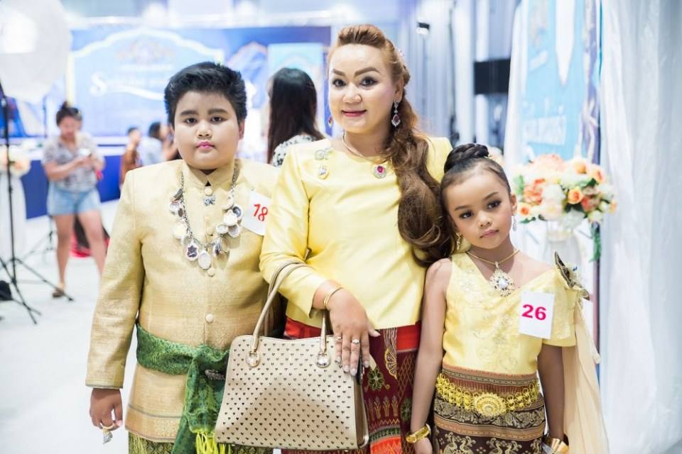 งานประกวดแฟชั่นโชว์เด็กที่ดีระดับประเทศ ราตรีผ้าไหมสายใยแห่งรัก