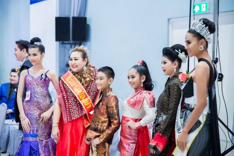 งานประกวดแฟชั่นโชว์เด็กที่ดีระดับประเทศ ราตรีผ้าไหมสายใยแห่งรัก