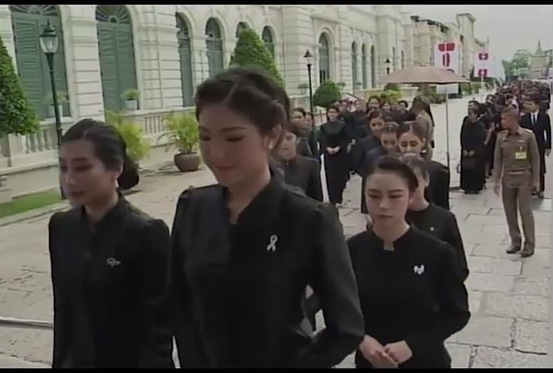คณะผู้เข้าประกวด Miss Tourism Queen Thailand 2017 เข้ากราบถวายสักการะพระบรมศพพระบาทสมเด็จพระปรมินทรมหาภูมิพลอดุลยเดช