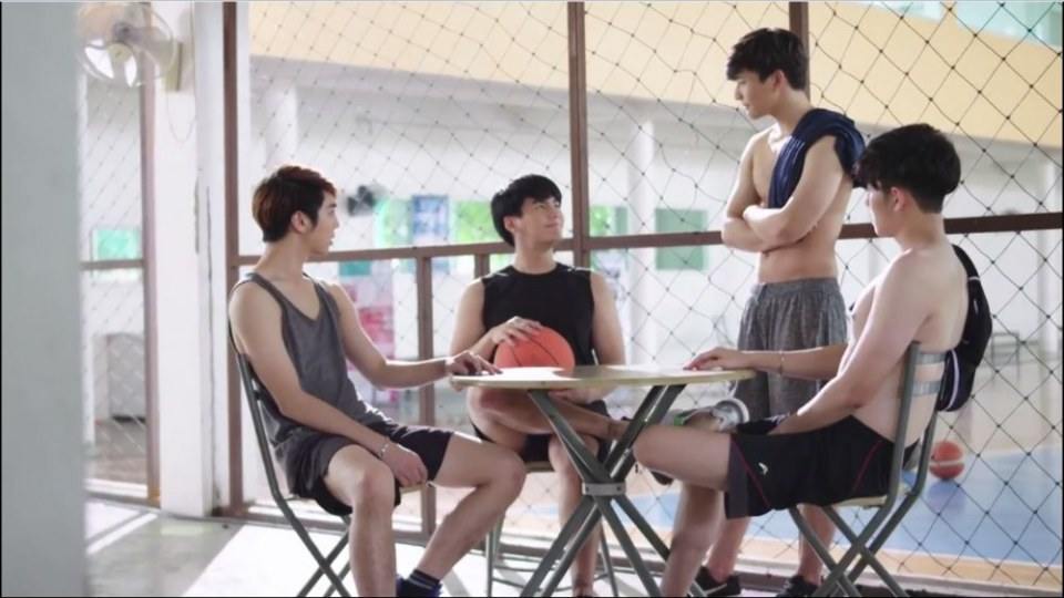 จะบังไว้เฮ็ดหยังน๊ะใจฮ้ายเด ตากล้องก็อ๊อนอ่อนถ่ายแวบไปแวบมาชิชูมหุ่นชัดก็บ่ชูม
