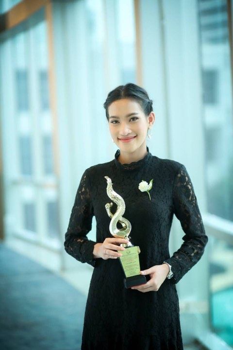 พริ้ม จันทร์ทิพย์ แสงรังษี ได้รับรางวัลยูงทอง สาขาเยาวชนต้นแบบ กับองคมนตรี ในหลวงรัชกาลที่ 9 ในงานเชิดชูเกียรติคุณคนของแผ่นดิน ปี2560