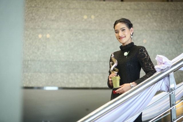 พริ้ม จันทร์ทิพย์ แสงรังษี ได้รับรางวัลยูงทอง สาขาเยาวชนต้นแบบ กับองคมนตรี ในหลวงรัชกาลที่ 9 ในงานเชิดชูเกียรติคุณคนของแผ่นดิน ปี2560