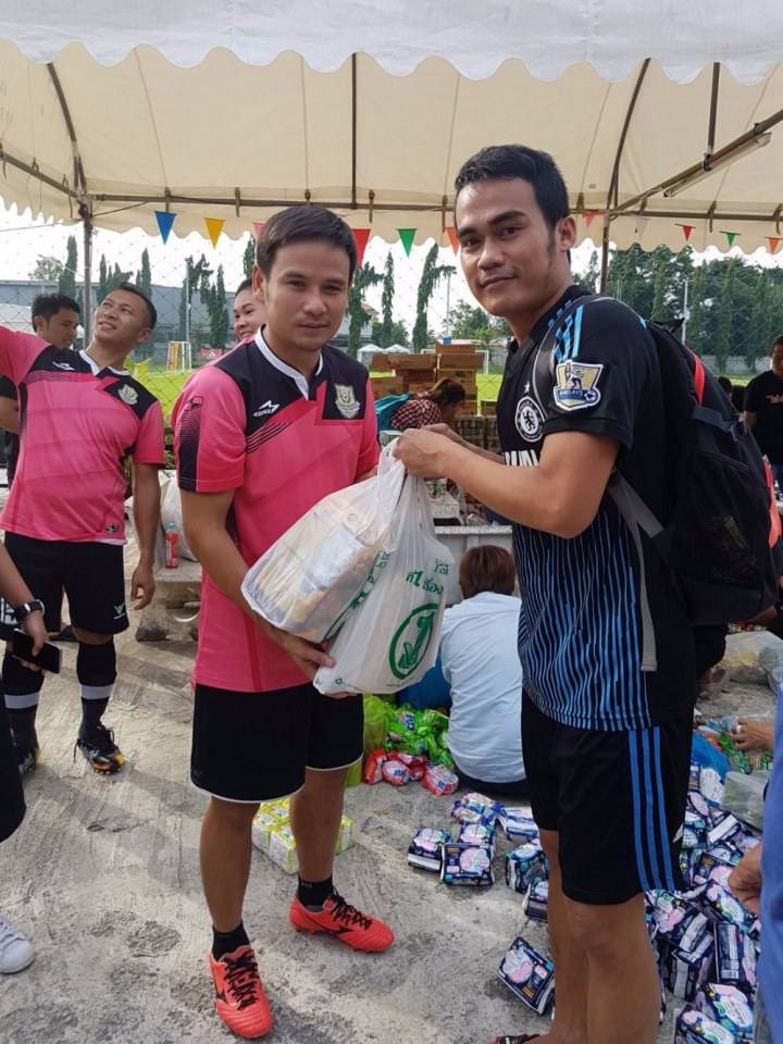 ไผ่ พงศธร เตะฟุตบอลการกุศล หารายได้ช่วยผู้ประสบอุทกภัยภาคอีสาน