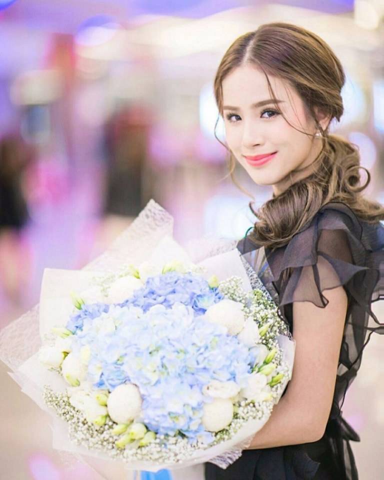 20ดารากับดอกไม้สวยๆคนใหนโดนใจคุณ
