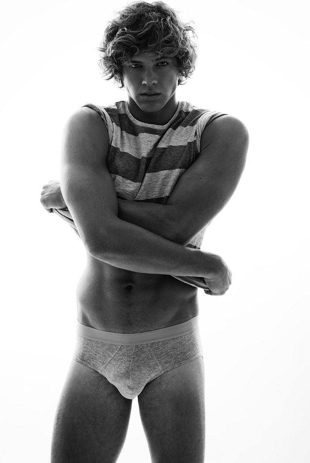 hot male 200 (18+)