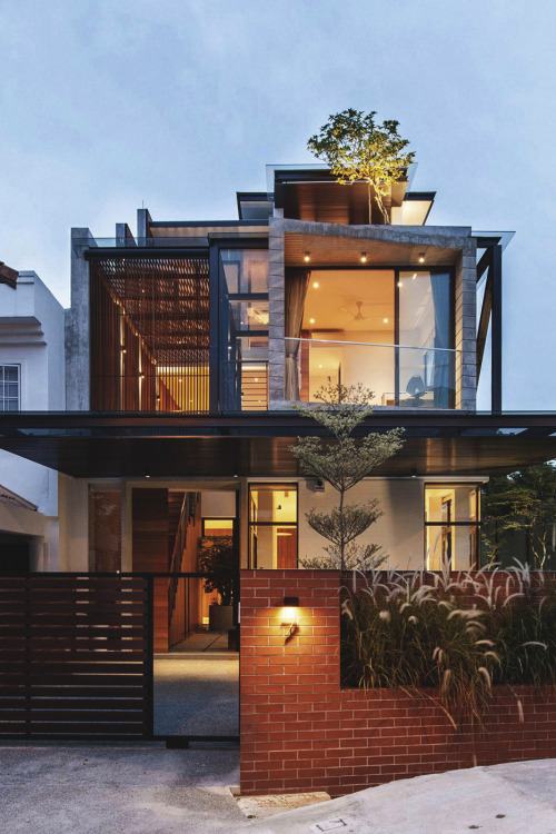 คนรัก บ้าน และภายใน 228