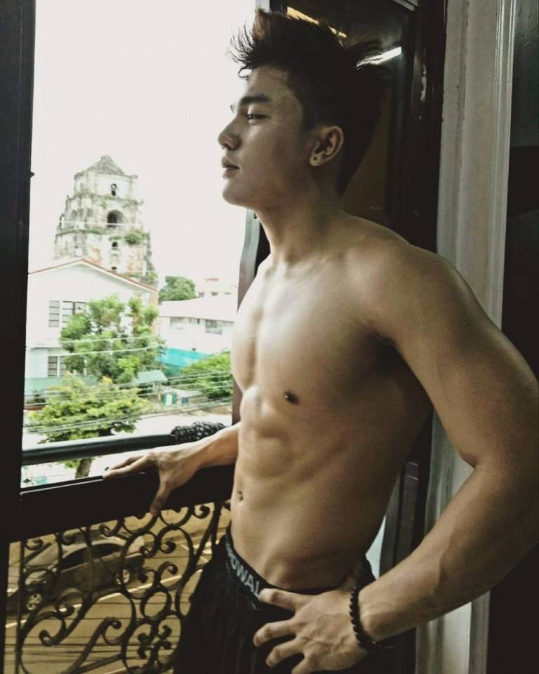 บ้ากล้ามหน้าท้อง