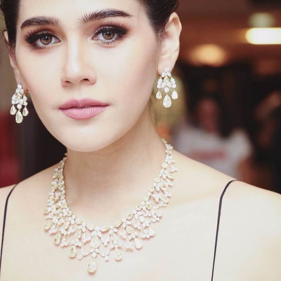 ชมพู่ อา​รย​า​ ฉายา เจ้าหญิงหิ่งห้อย(2554)