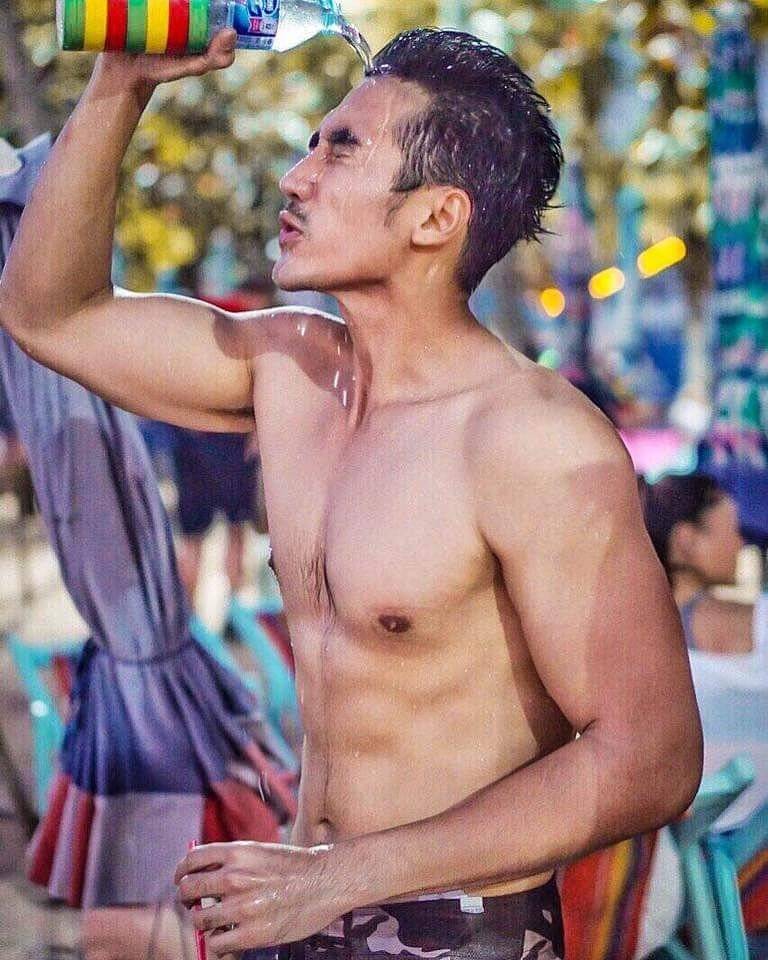 เห็นกล้ามกับใต้วงแขนแล้วน้ำเดิน