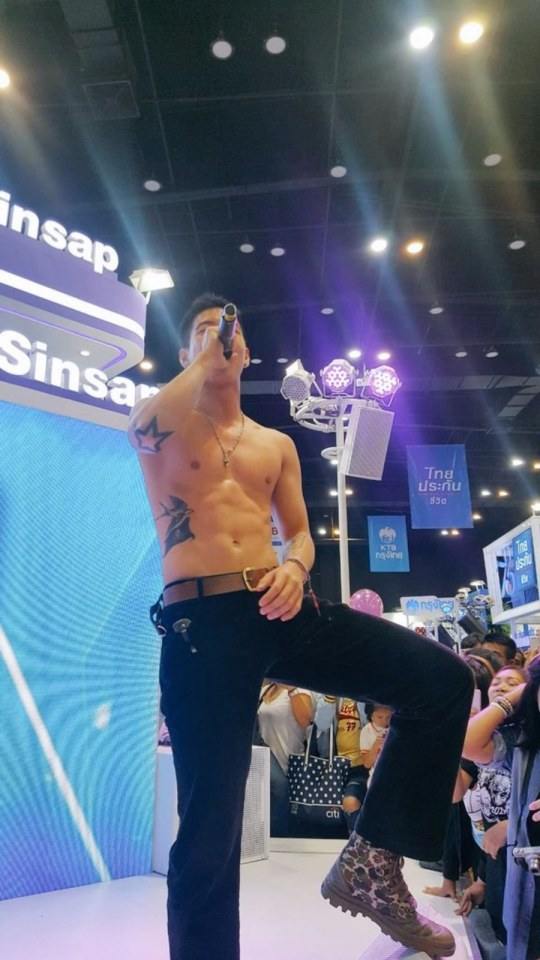 นักร้องดาราน่าเอา