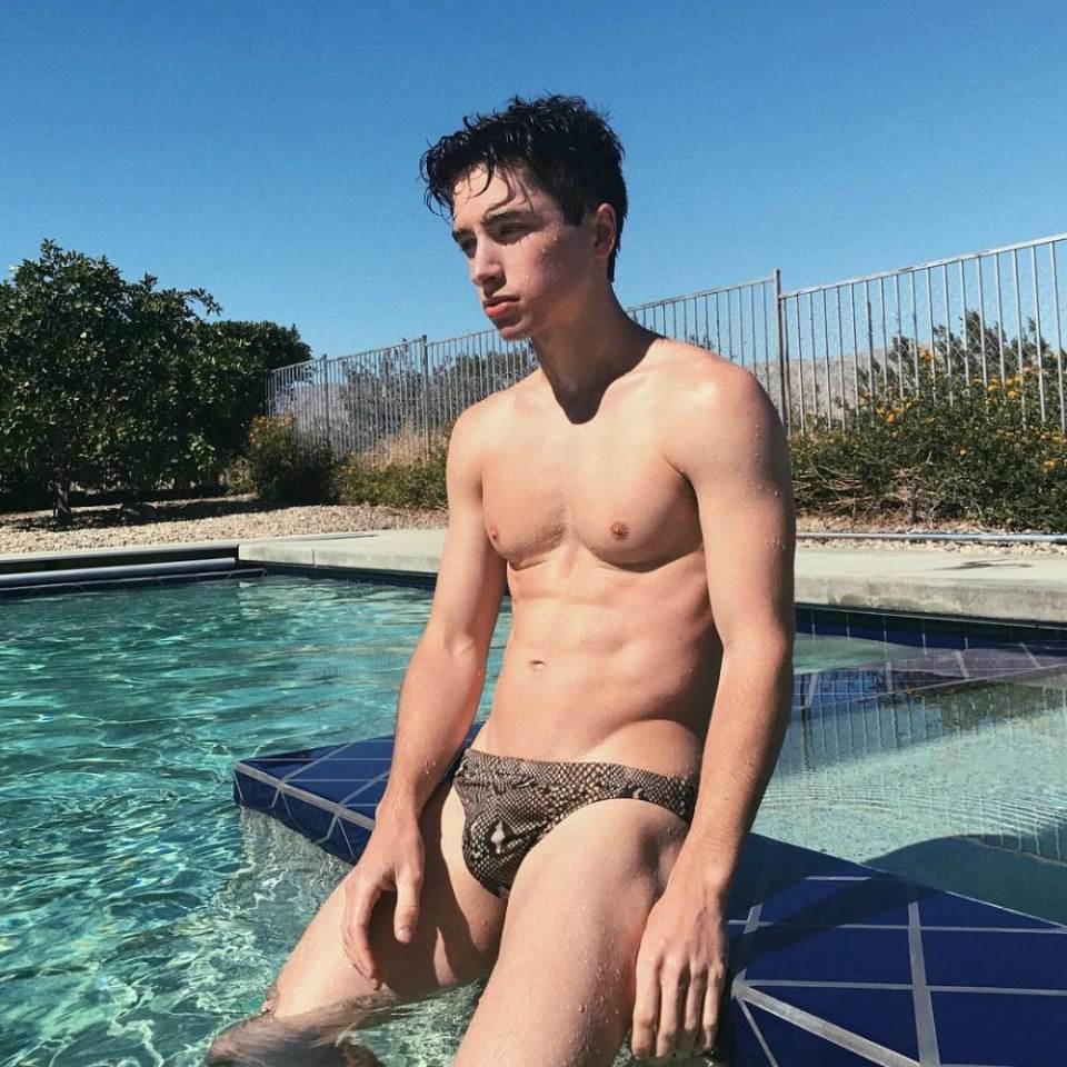 hot male 220 (18+)