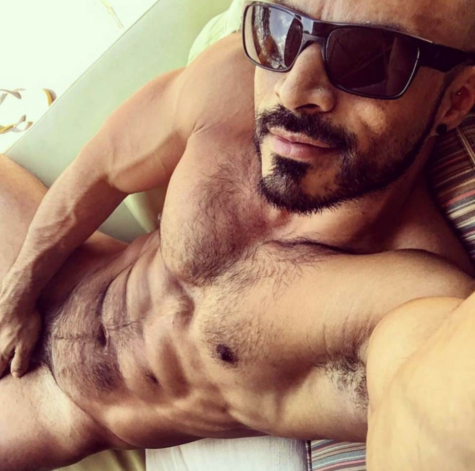 hot male 220 (18+)