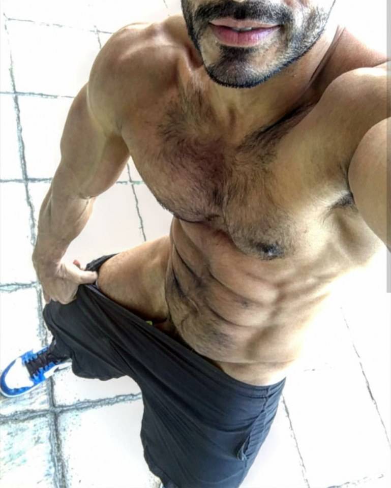 hot male 220 (18+)