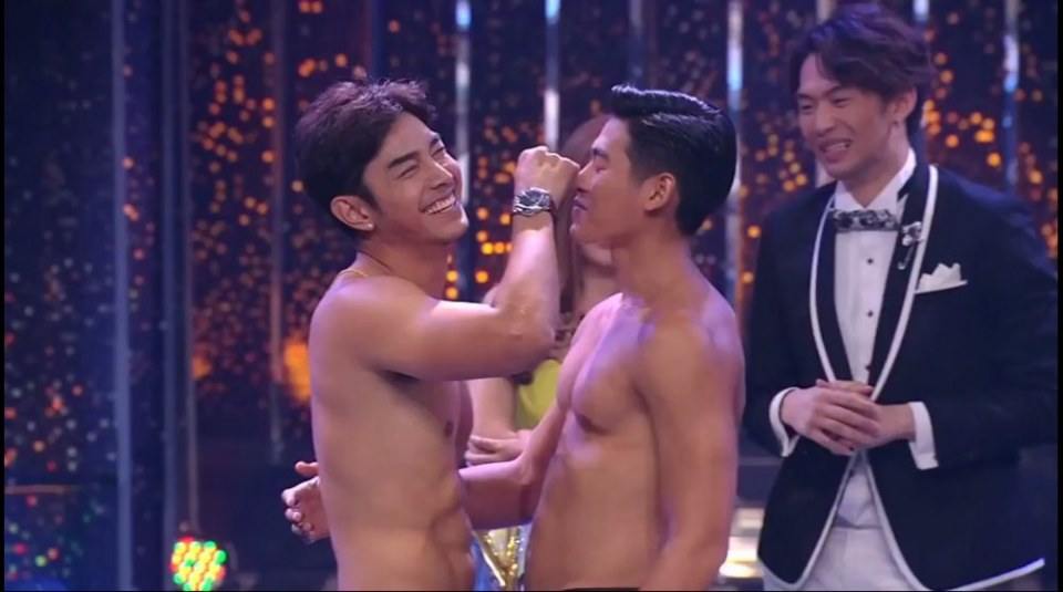 กลืนน้ำลายอย่างเดียว อีกคนเป็นใผหล่อหุ่นแชบขนาด