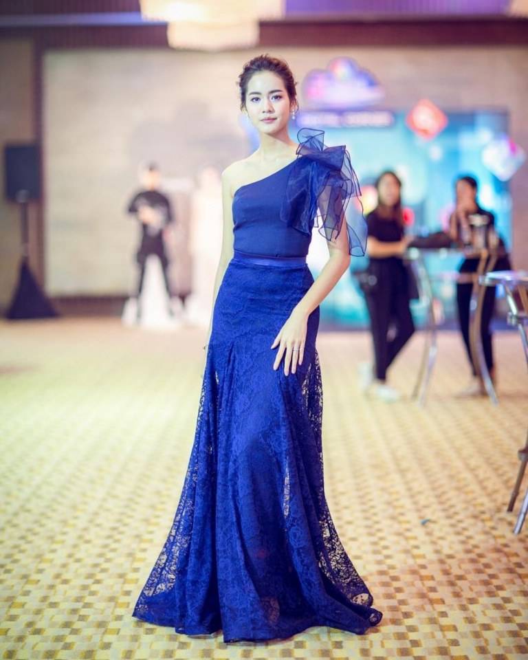 20ลุคดาราในชุดสีน้ำเงิน สวยเก๋หลายสไตล์