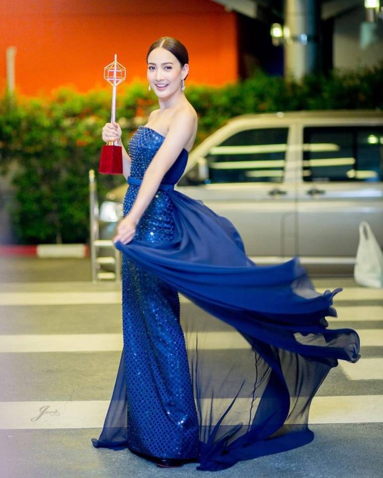 20ลุคดาราในชุดสีน้ำเงิน สวยเก๋หลายสไตล์