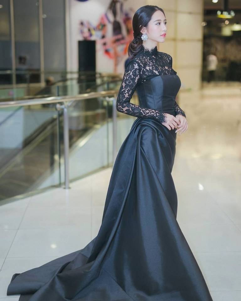 แฟชั่นราตรีชุดดำดารา