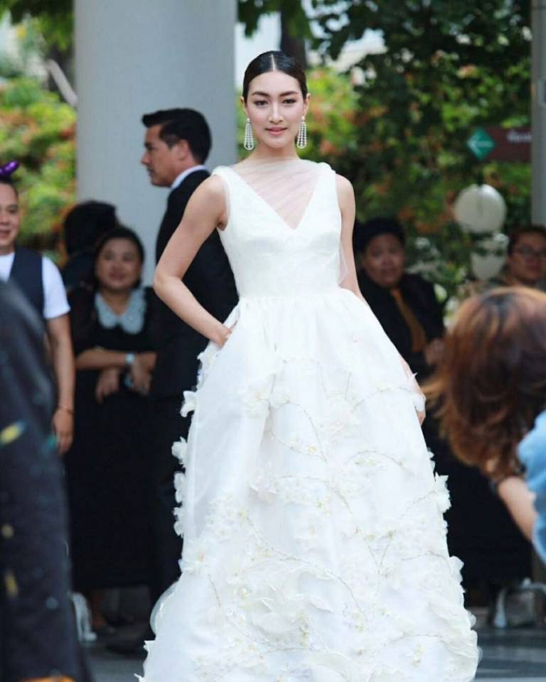 สวยสะอาดตารวมมิตรดารากับชุดสีขาว