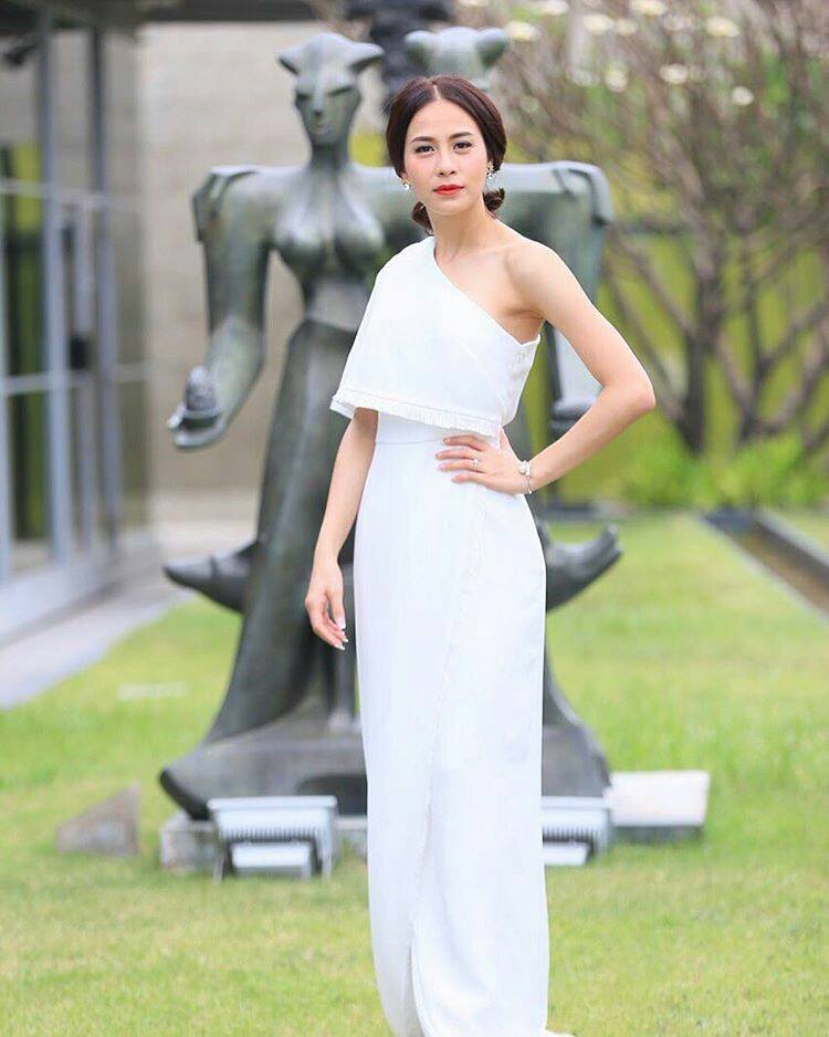 สวยสะอาดตารวมมิตรดารากับชุดสีขาว