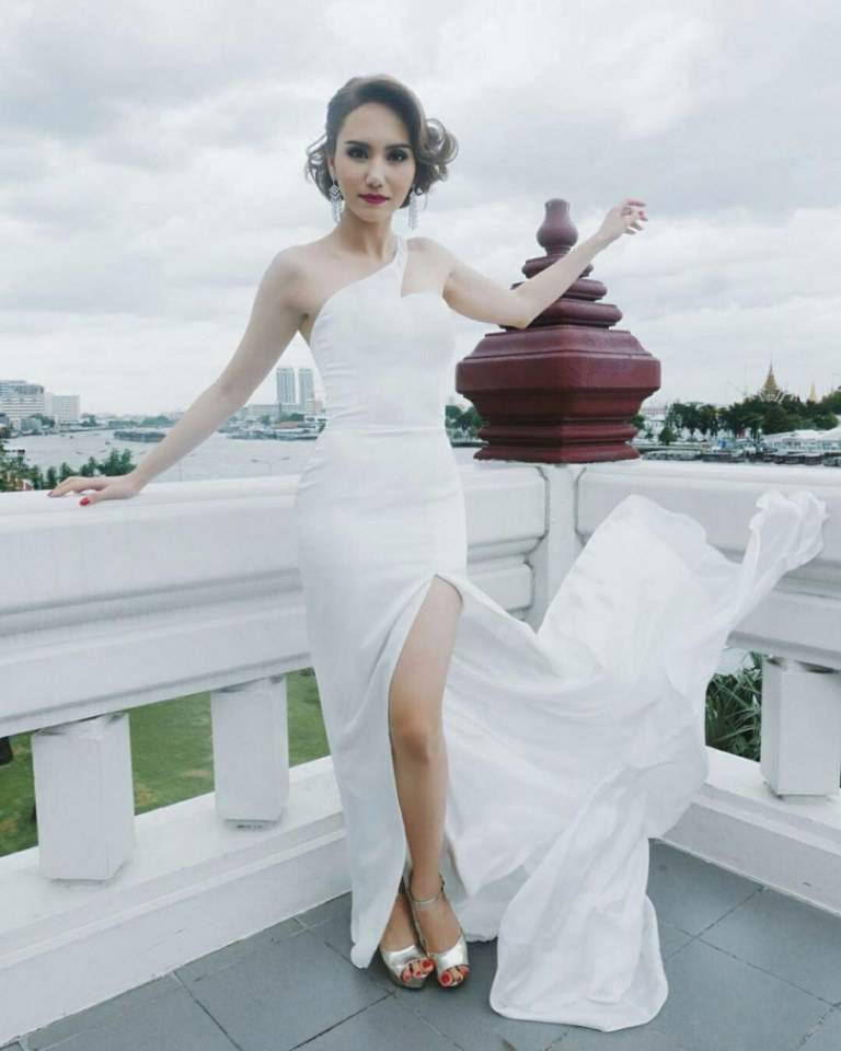 สวยสะอาดตารวมมิตรดารากับชุดสีขาว