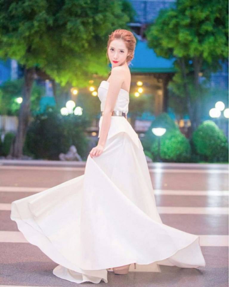 สวยสะอาดตารวมมิตรดารากับชุดสีขาว